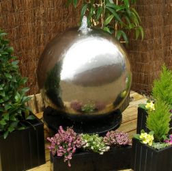 Fontana a sfera in acciaio inox lucidato da 65 cm con luci LED
